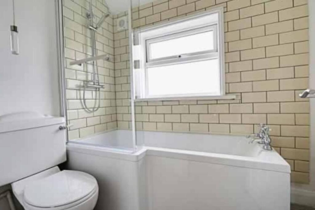 Two Bedroom Terrace House With Parking كينغستون أبون هول المظهر الخارجي الصورة