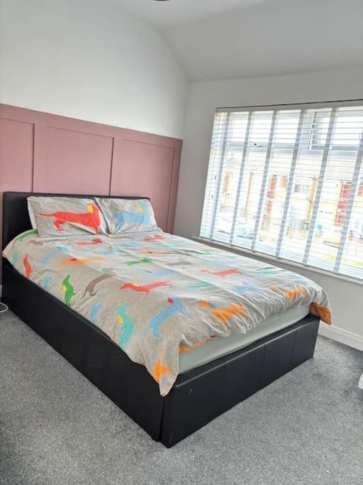 Two Bedroom Terrace House With Parking كينغستون أبون هول المظهر الخارجي الصورة