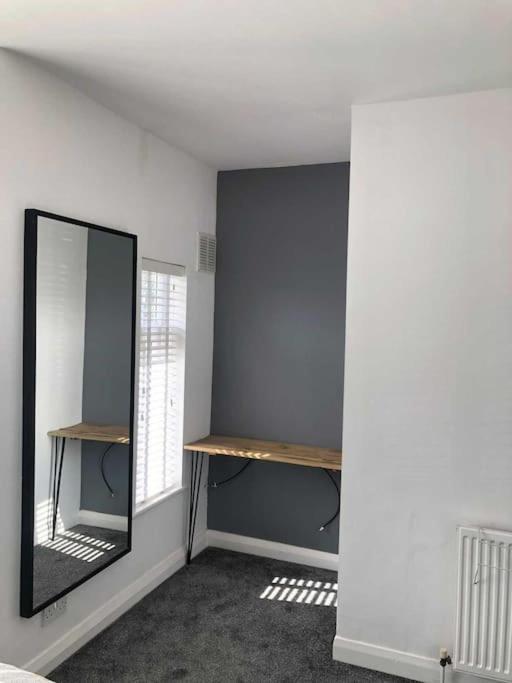 Two Bedroom Terrace House With Parking كينغستون أبون هول المظهر الخارجي الصورة